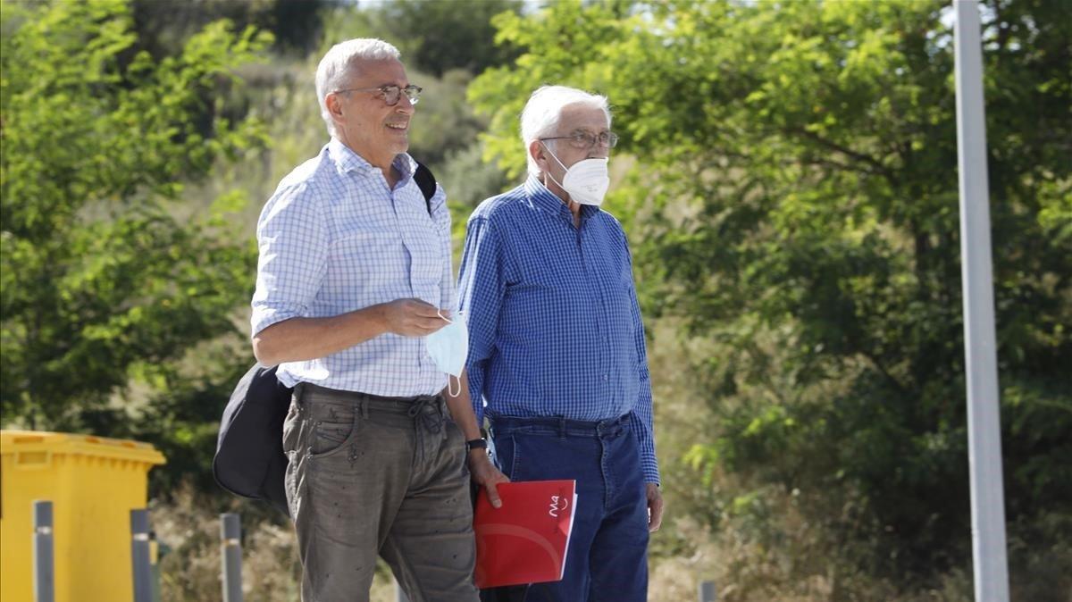 Daniel Osàcar, con su abogado, Xavier Melero, llega a la prisión de Brians II, en Sant Esteve Sesrovires, el pasado 25 de junio.
