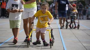 Emma Joana durante la cursa adaptada para niños con discapacidades