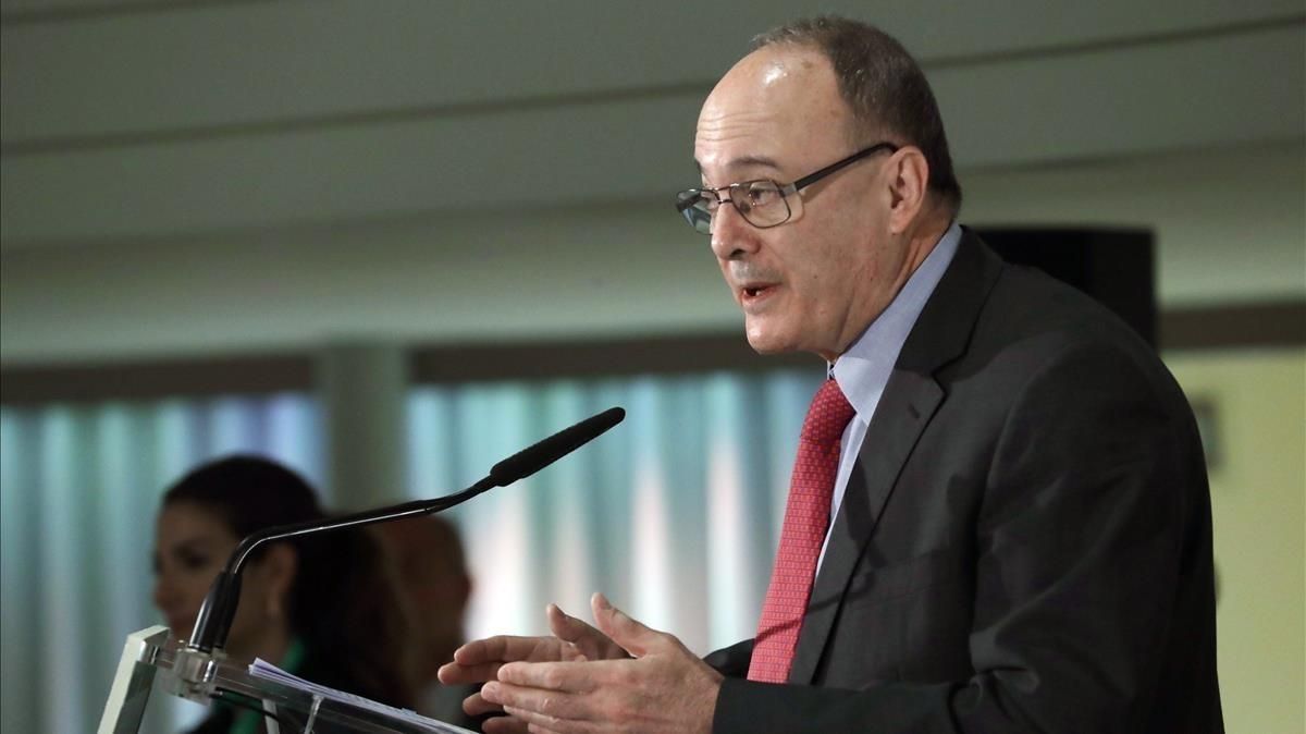 El gobernador del Banco de España, Luis María Linde, durante el desayuno informativo de esta mañana. El gobernador del Banco de España, Luis María Linde, durante el desayuno informativo de esta mañana.