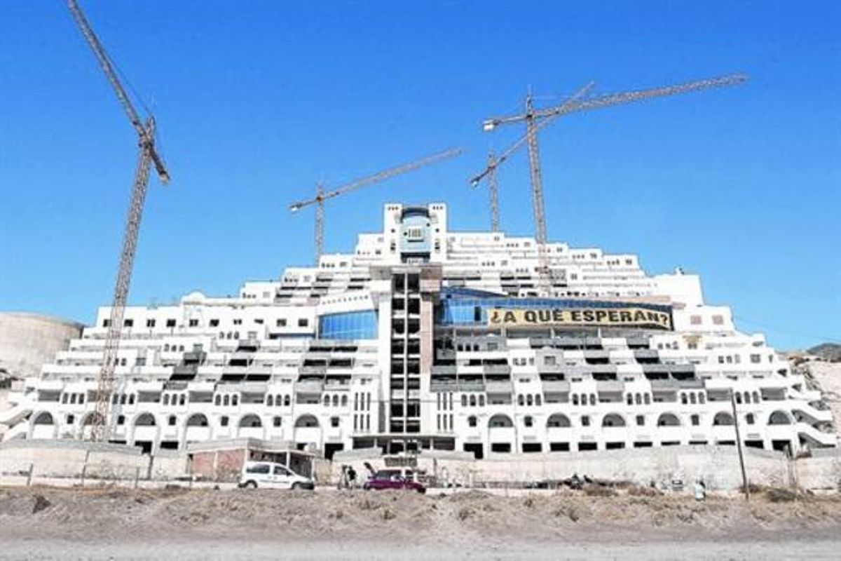 El hotel inacabado del Algarrobico, en la playa almeriense de Carboneras, con una pancarta que llama a su demolición, en el 2012. El hotel inacabado del Algarrobico, en la playa almeriense de Carboneras, con una pancarta que llama a su demolición, en el 2012.