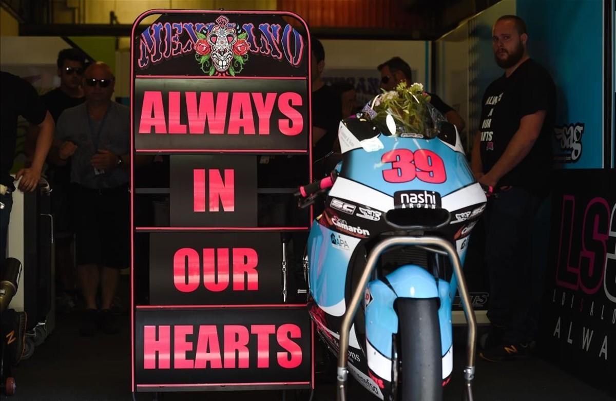 La moto de Luis Salom, en el box de su equipo, junto a la inscripción ’Siempre en nuestros corazones’.