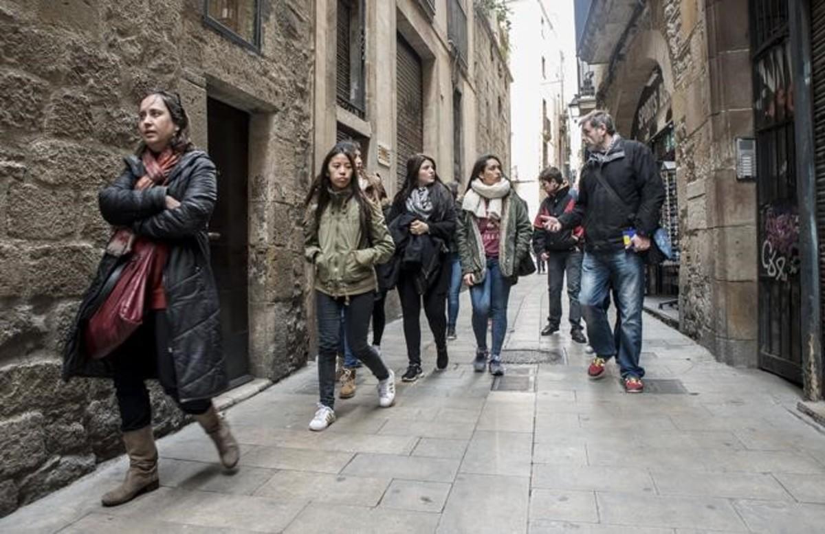 Juan Conejero guía a un grupo de estudiantes durante un recorrido del Street Life Tour.