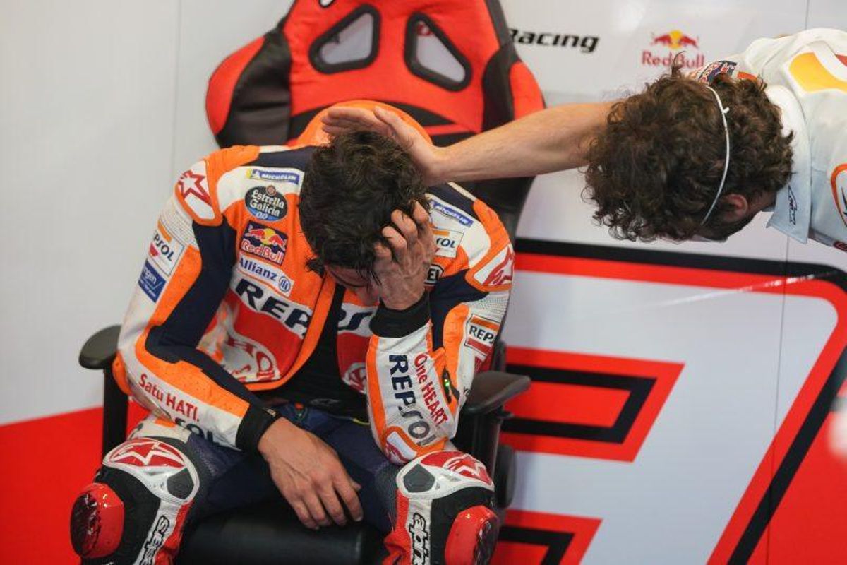 Santi Hernández, ingeniero de Marc Márquez, felicita a su piloto, que rompió a llorar de emoción al llegar al box del equipo Repsol Honda. Santi Hernández, ingeniero de Marc Márquez, felicita a su piloto, que rompió a llorar de emoción al llegar al box del equipo Repsol Honda.