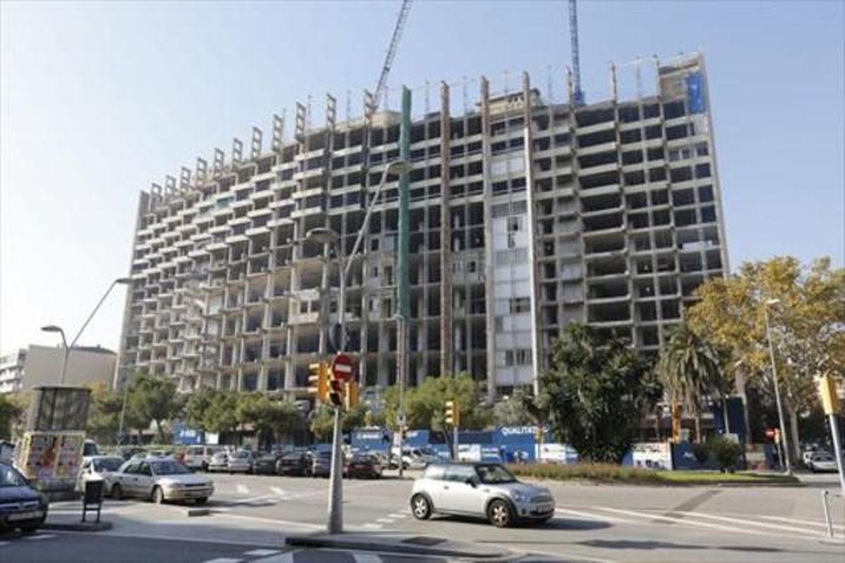 Esqueleto de la vieja sede de Telefónica en plena transformación, en la avenida de Roma, hace unos días. Esqueleto de la vieja sede de Telefónica en plena transformación, en la avenida de Roma, hace unos días.