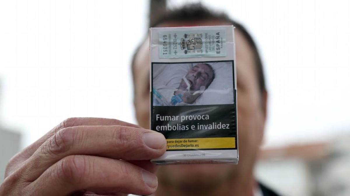 El gallego que denuncia que se usa sin su permiso una foto suya intubado para ilustrar los paquetes de tabaco. El gallego que denuncia que se usa sin su permiso una foto suya intubado para ilustrar los paquetes de tabaco.