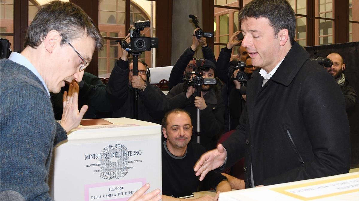 El exprimer ministro y candidato del PD, Matteo Renzi, vota en Florencia.