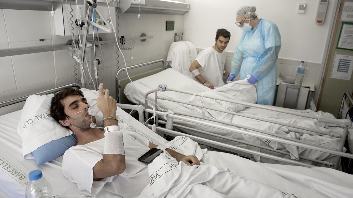 Víctor Navas, 23 años, y Raul Condomines , 24 años , ingresados en la planta covid del Hospital Clínic con neumonía. Víctor Navas, 23 años, y Raul Condomines , 24 años , ingresados en la planta covid del Hospital Clínic con neumonía.