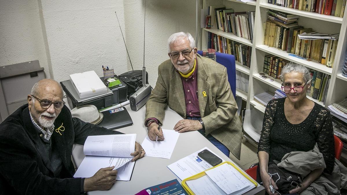 Ismael Sahun,  Albert Riba y Ana Penalver , de Ateus de Catalunya, en la sede de la entidad. 
