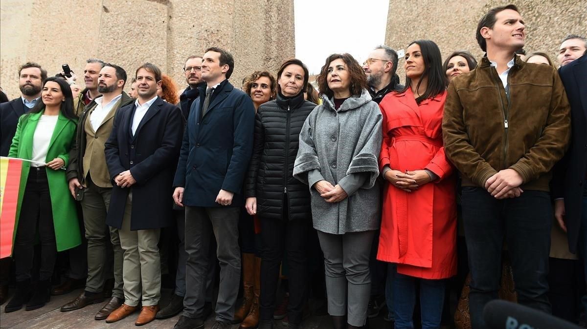 La llamada ’foto de Colón’, con Santiago Abascal, Pablo Casado y Albert Rivera juntos, en la manifestación del pasado 10 de febrero en Madrid. La llamada ’foto de Colón’, con Santiago Abascal, Pablo Casado y Albert Rivera juntos, en la manifestación del pasado 10 de febrero en Madrid.