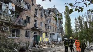 Un edificio de apartamentos dañado por un ataque ruso en Kykolaiv, Ucrania.
