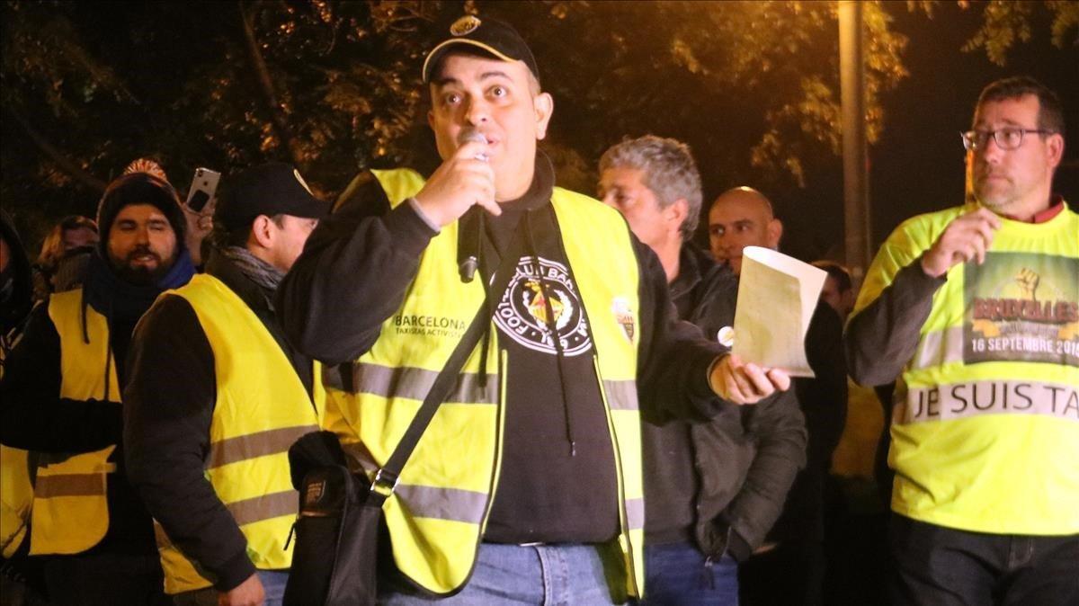 Tito Álvarez, portavoz de Élite Taxi, dirigiéndose a sus compañeros en enero de 2019, en los tiempos del decreto del Govern que expulsó a Uber de Barcelona