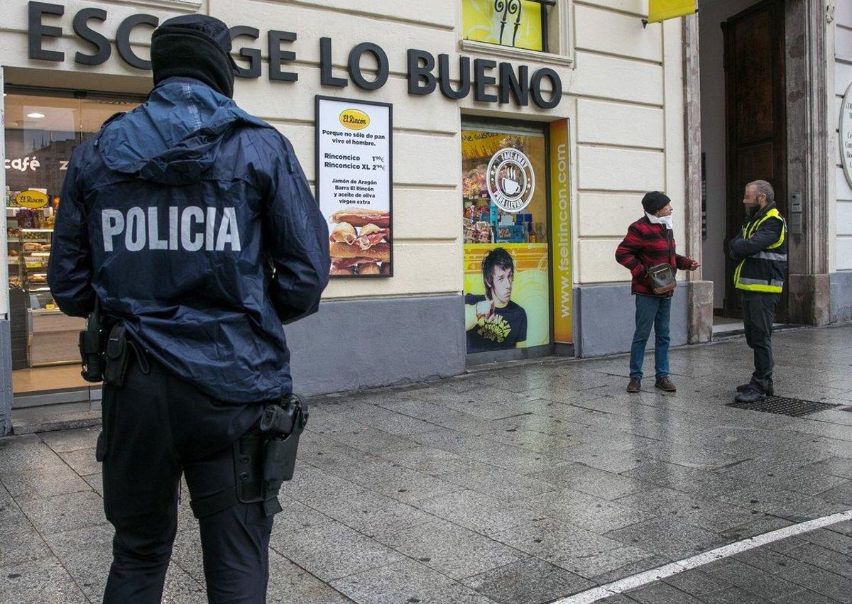 Un policía durante un control. Un policía durante un control.