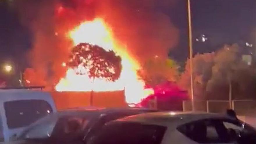 Un incendio en Barcelona quema una zona de aparcamiento en la Sagrera