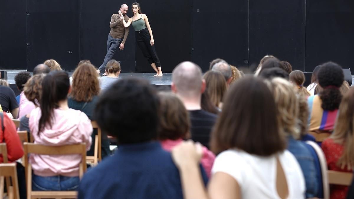 Buena entrada en una actuación de danza, este lunes, en el parque de la Ciutadella Buena entrada en una actuación de danza, este lunes, en el parque de la Ciutadella