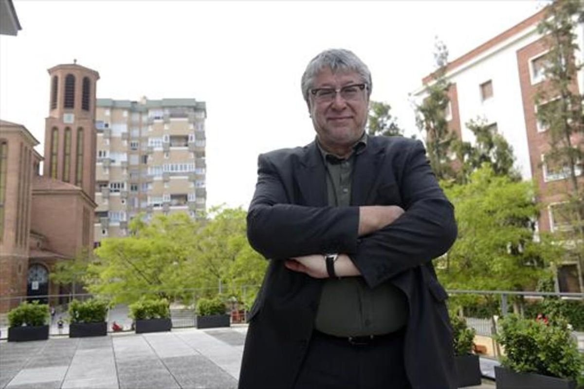 El alcalde socialista de Cornellà, Antonio Balmón, posa junto al ayuntamiento, el pasado martes. El alcalde socialista de Cornellà, Antonio Balmón, posa junto al ayuntamiento, el pasado martes.