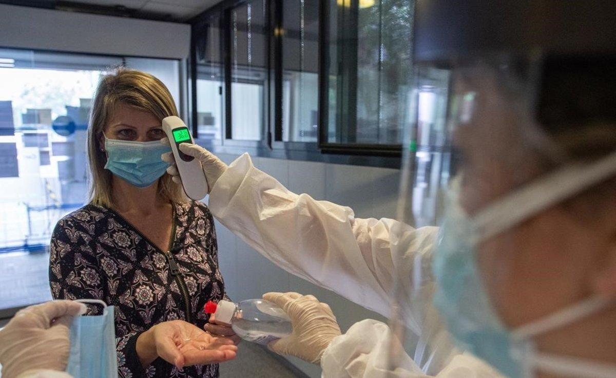 Control de temperatura en el acceso a un centro de atención primaria. Control de temperatura en el acceso a un centro de atención primaria.