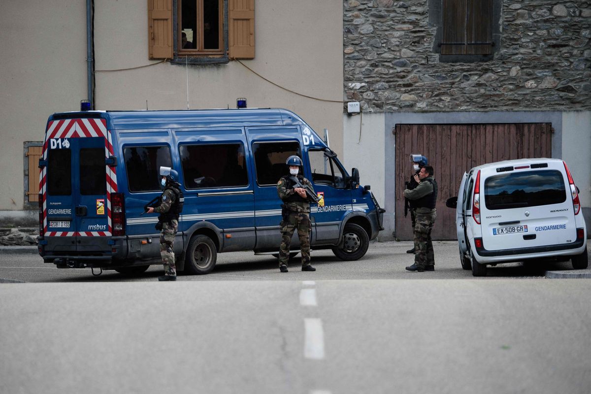 Agentes de la Gendarmería francesa. Agentes de la Gendarmería francesa.
