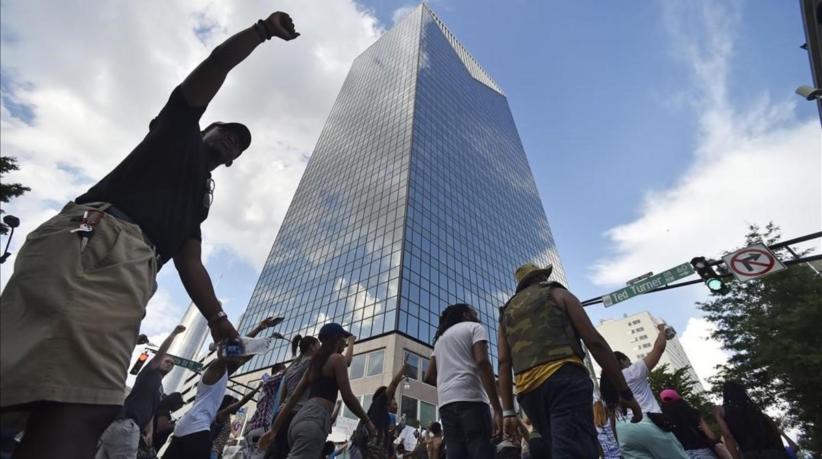 Miles de personas marcharon por Atlanta en protesta por el asesinato de los dos jóvenes negros, este viernes.
