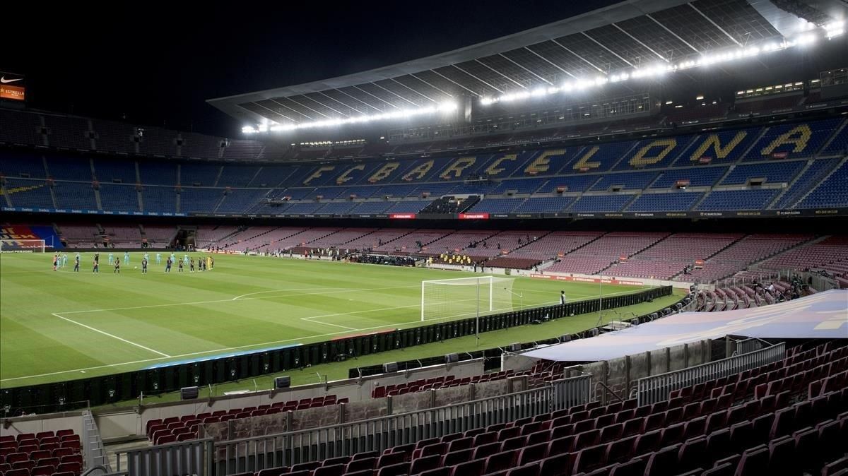 Estremecedor minuto de silencio por las víctimas del Covid 19 de los jugadores del Barça y del Alavés ante un Camp Nou absolutamente vacío en el regreso a la competición de la Liga, el pasado 16 de junio. Estremecedor minuto de silencio por las víctimas del Covid 19 de los jugadores del Barça y del Alavés ante un Camp Nou absolutamente vacío en el regreso a la competición de la Liga, el pasado 16 de junio.