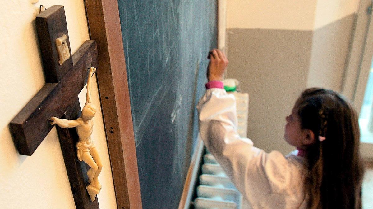 El Govern vol reduir el nombre d’hores de Religió a primària i augmentar-les en Ciències o Matemàtiques El Govern vol reduir el nombre d’hores de Religió a primària i augmentar-les en Ciències o Matemàtiques