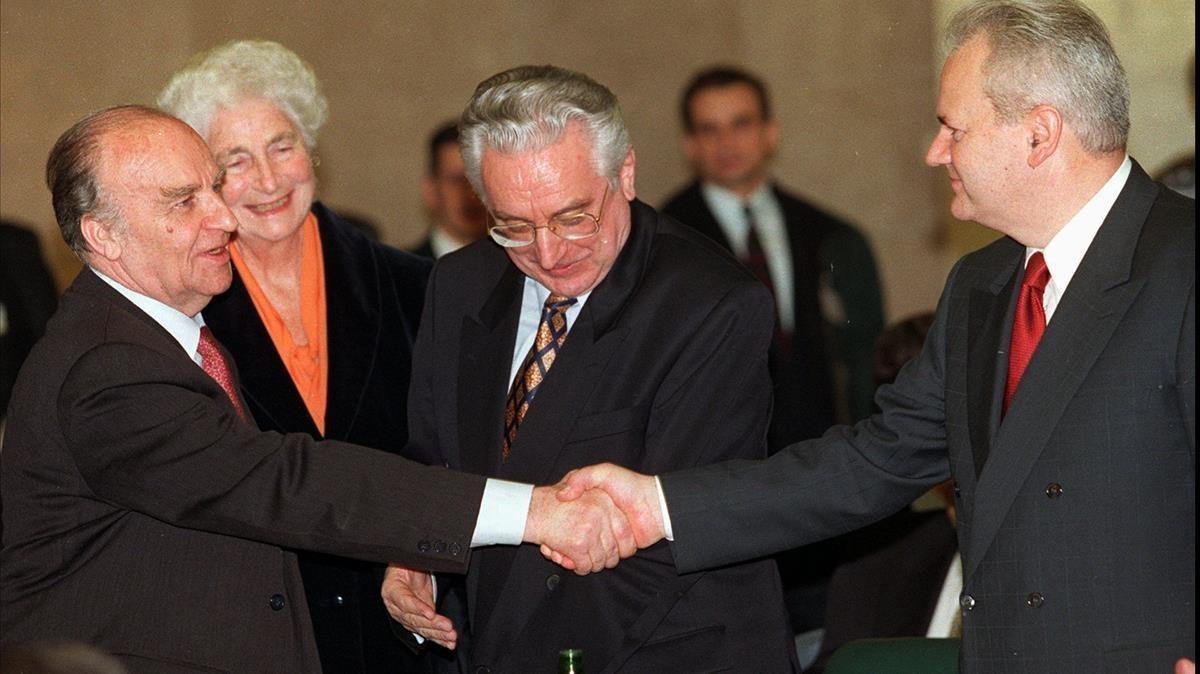 De izquierda a derecha: Alija Izetbegovic, Franjo Tudjman y Slobodan Milosevic, en una cumbre en Roma, el 17 de febrero de 1996.
