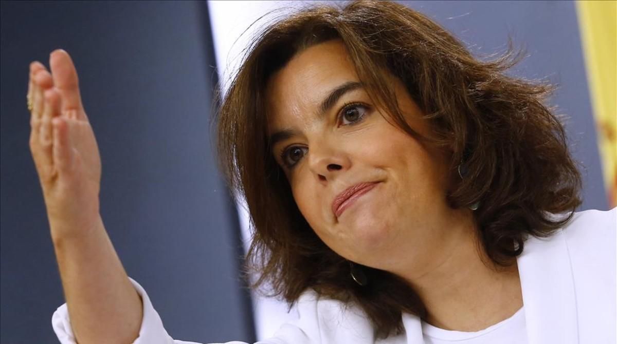 La vicepresidenta, Soraya Saénz de Santamaría, en la rueda de prensa posterior al Consejo de Ministros del 7 de octubre. La vicepresidenta, Soraya Saénz de Santamaría, en la rueda de prensa posterior al Consejo de Ministros del 7 de octubre.