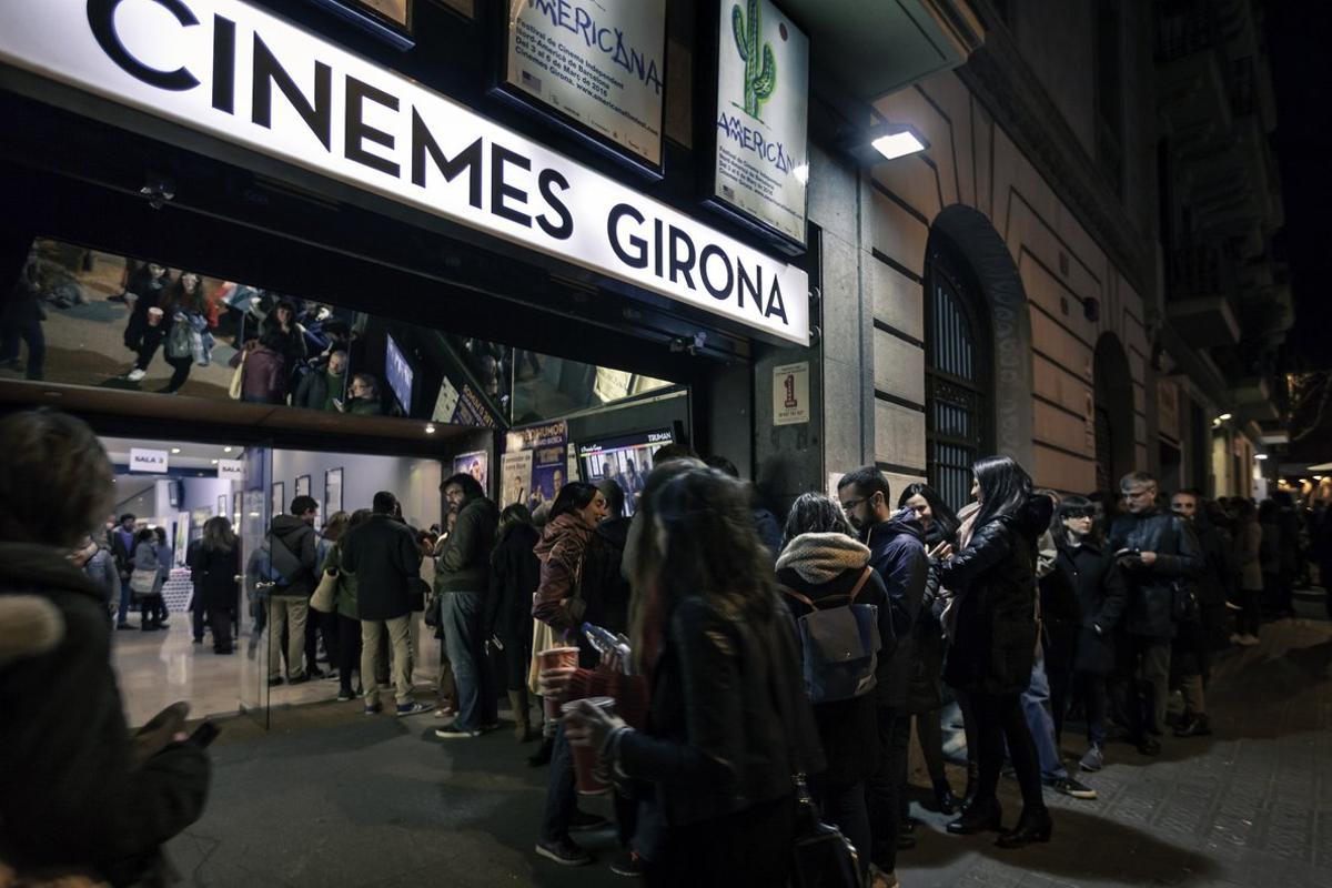 Aspecto de la entrada de los Cinemes Girona durante uno de sus eventos.
