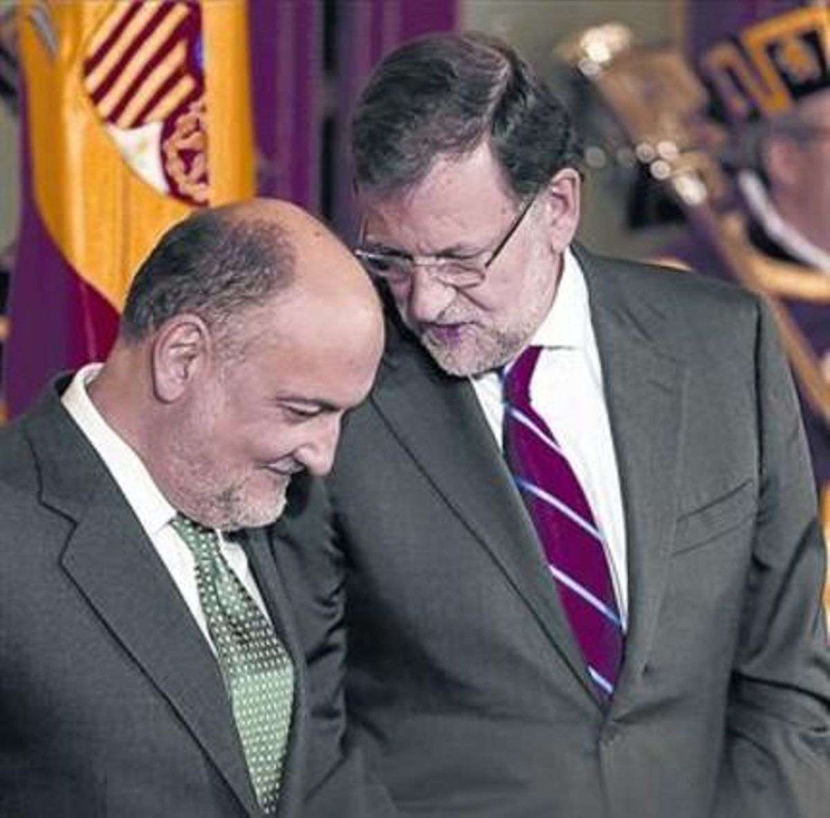 Rajoy hace un comentario a Francisco Pérez de los Cobos, presidente del TC. Rajoy hace un comentario a Francisco Pérez de los Cobos, presidente del TC.