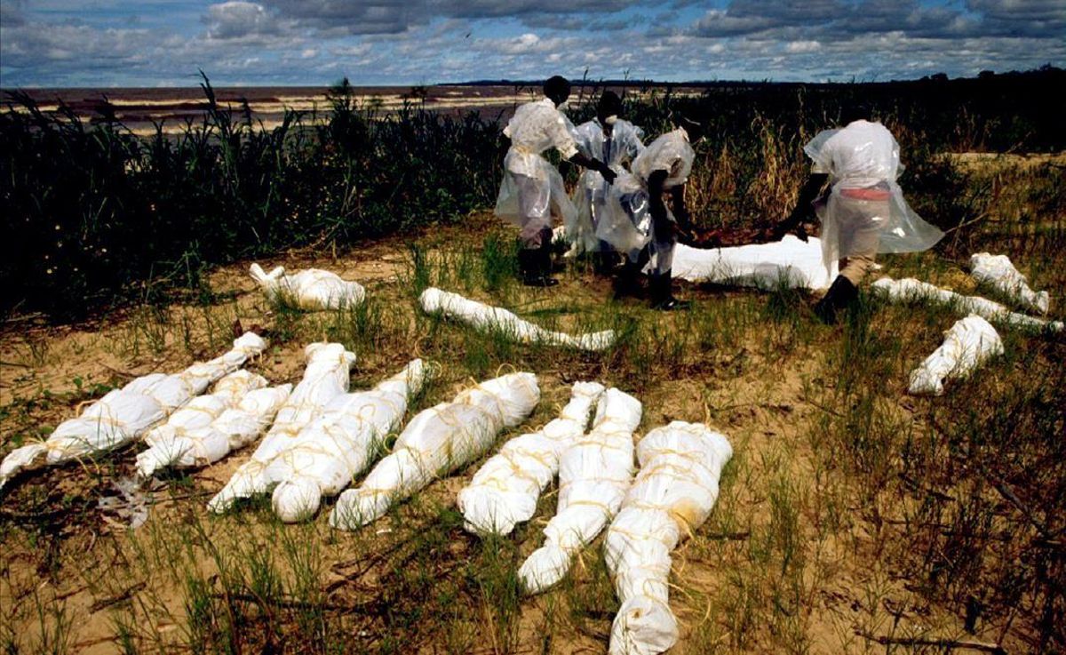 Pescadores de Uganda recogen los cuerpos sin vida que el río Akagera ha arrastradop desde Ruanda, en 1994. Pescadores de Uganda recogen los cuerpos sin vida que el río Akagera ha arrastradop desde Ruanda, en 1994.
