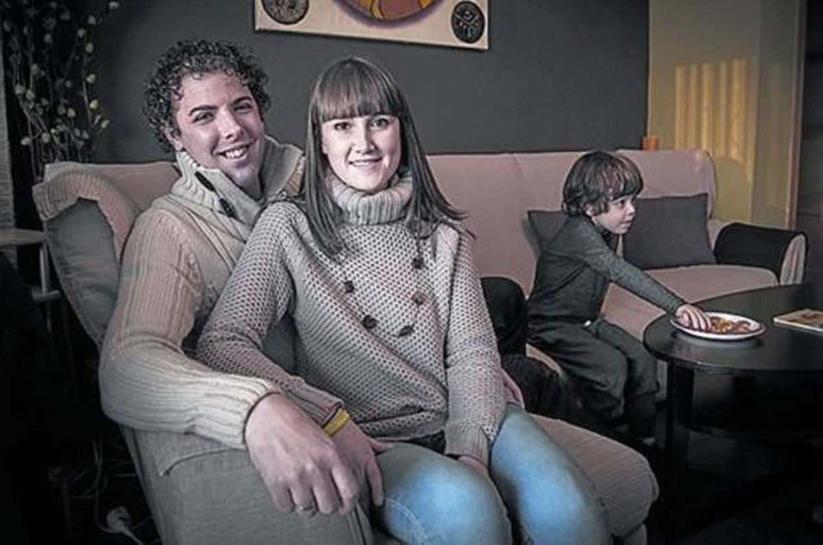 En familia 8 Ana Mourelo, con su marido, José Brocal, y su hijo Aitor. En familia 8 Ana Mourelo, con su marido, José Brocal, y su hijo Aitor.