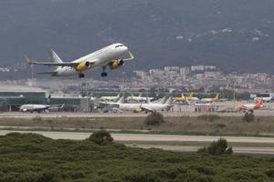 Un avión de la compañía Vueling despega desde el aeropuerto de El Prat. 