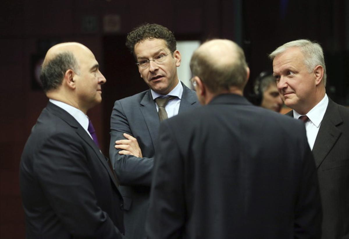 El ministro francés de Finanzas, Pierre Moscovici (izquierda), conversa con el presidente del Eurogrupo, Jeroen Dijsselbloem, y el comisario Olli Rehn, antes del inicio de la reunión de ministros de Finanzas de la UE, este viernes. El ministro francés de Finanzas, Pierre Moscovici (izquierda), conversa con el presidente del Eurogrupo, Jeroen Dijsselbloem, y el comisario Olli Rehn, antes del inicio de la reunión de ministros de Finanzas de la UE, este viernes.