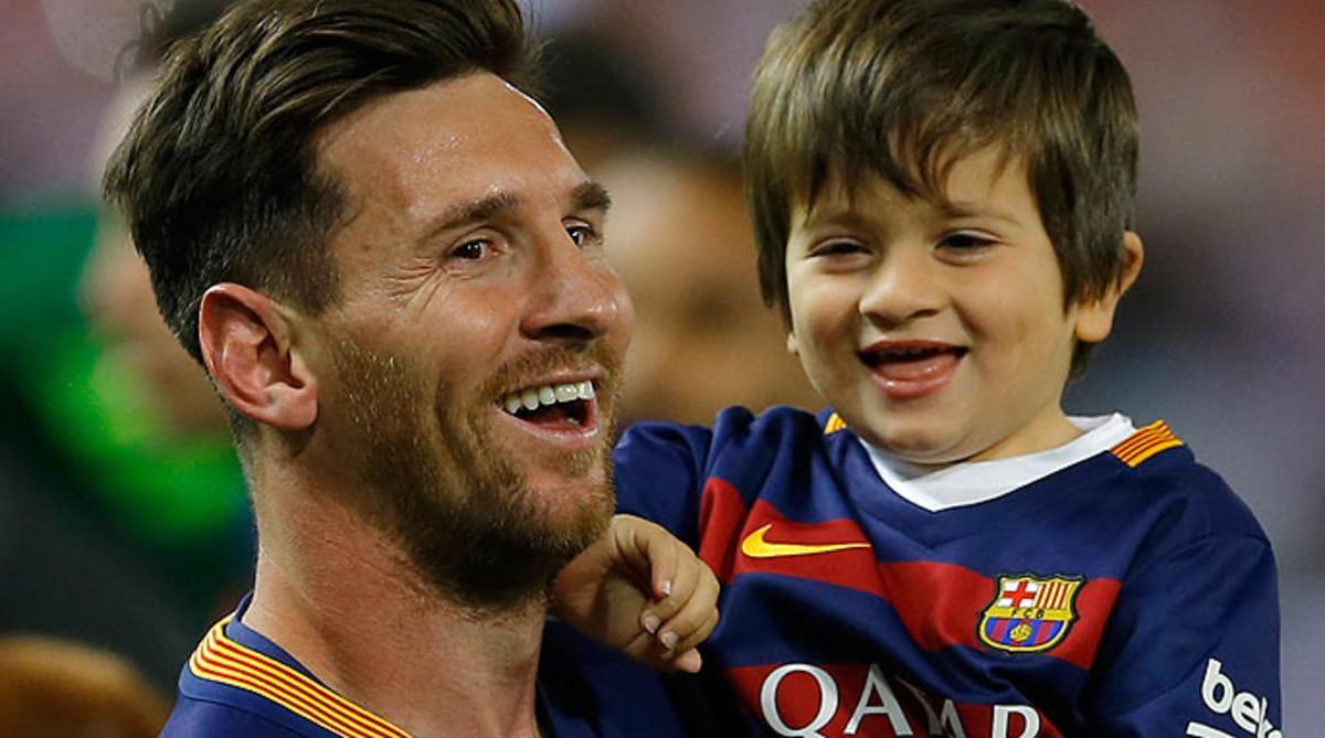 Messi, con su hijo Thiago, en la celebración de un título del Barça.