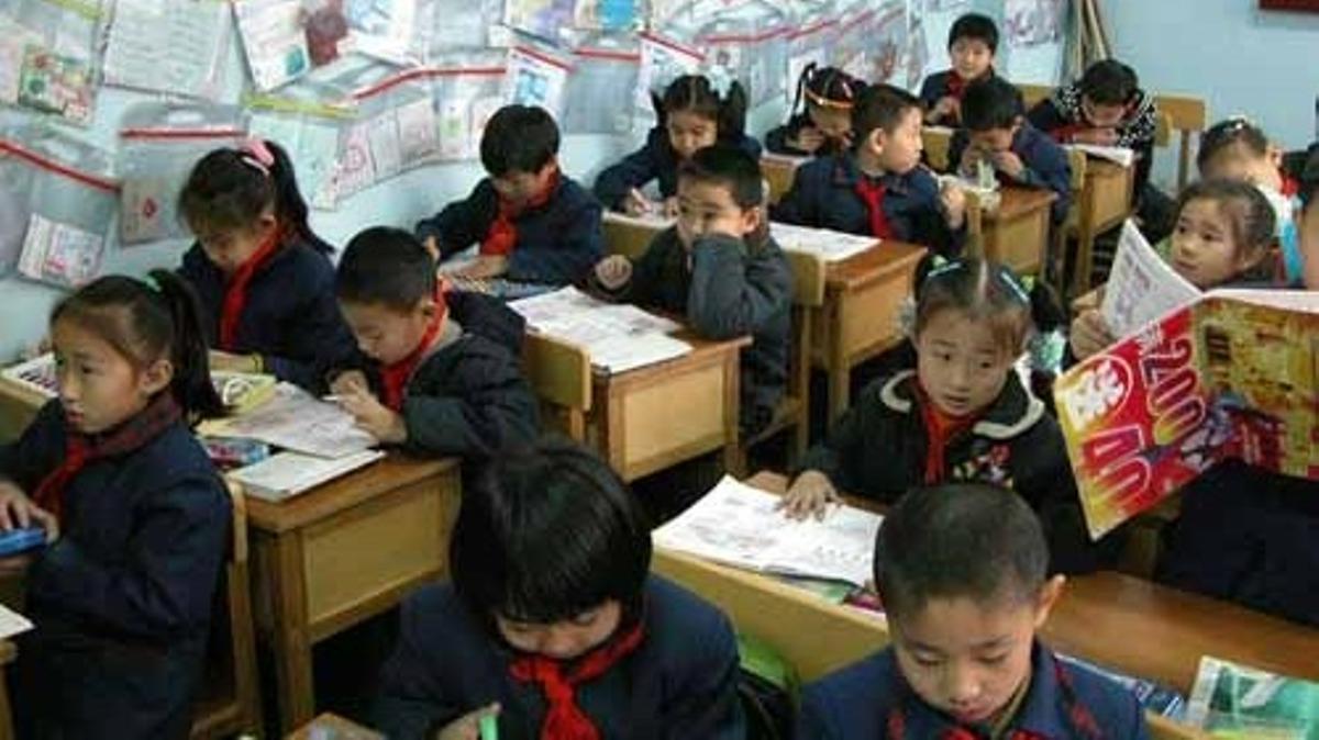 Així és el pupitre-llit que els nens xinesos fan servir per a la migdiada, obligatòria en algunes escoles