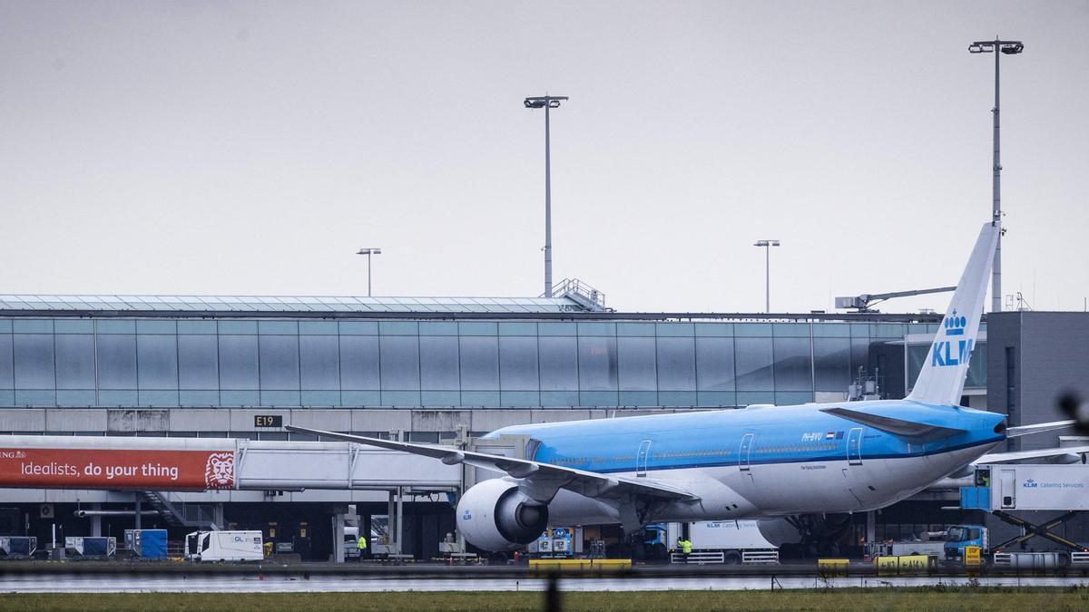 Un avión de KLM, en la zona de estacionamiento del aeropuerto de Schiphol, el pasado 27 de noviembre