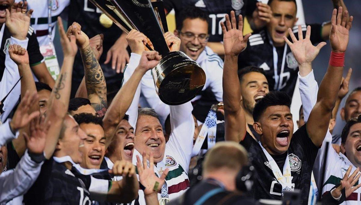 Tata Martino eleva el trofeo de la Copa Oro conquistado por México al imponerse a EEUU en Chicago.