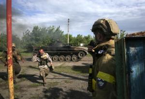 Militares ucranianos toman posiciones cerca de la pequeña ciudad de Bakhmut, región de Donetsk, Ucrania. 