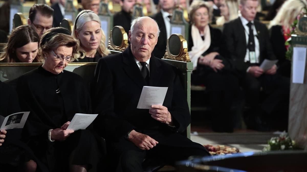 Harald de Noruega y su mujer, en el funeral de su exyerno. Harald de Noruega y su mujer, en el funeral de su exyerno.