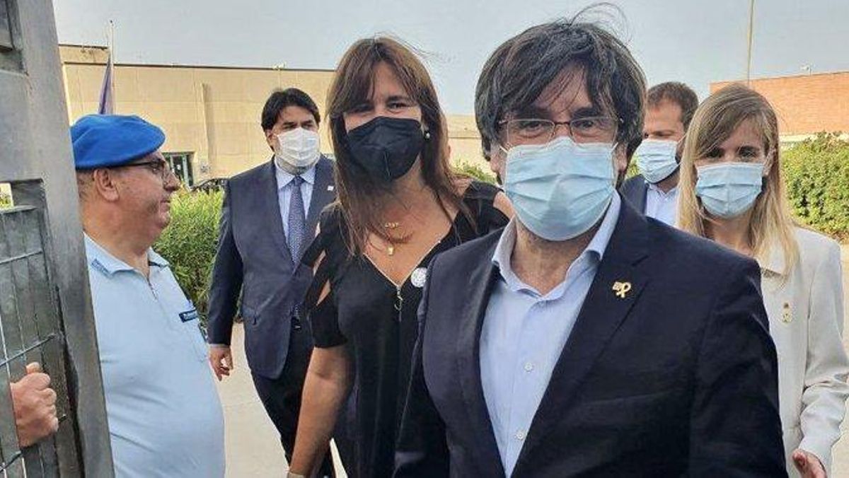 Carles Puigdemont, a su salida de la prisión de máxima seguridad de Bancali, en Sassali . Carles Puigdemont, a su salida de la prisión de máxima seguridad de Bancali, en Sassali .