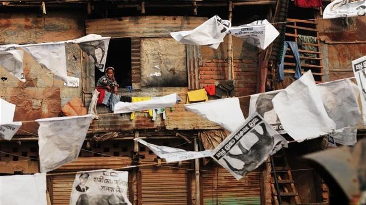 Vecinos del barrio de Shanty, Bangladesh, rodeados de publicidad electoral. Vecinos del barrio de Shanty, Bangladesh, rodeados de publicidad electoral.