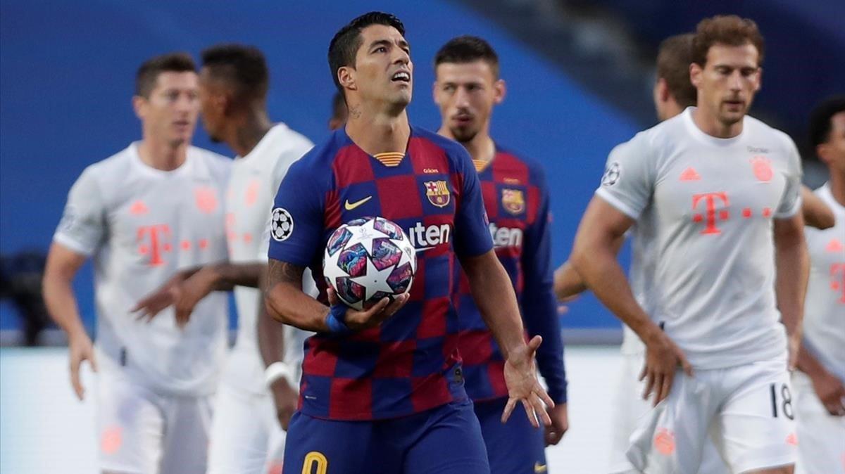 Suárez se lamenta tras encajar en Lisboa uno de los ocho goles del Bayern.