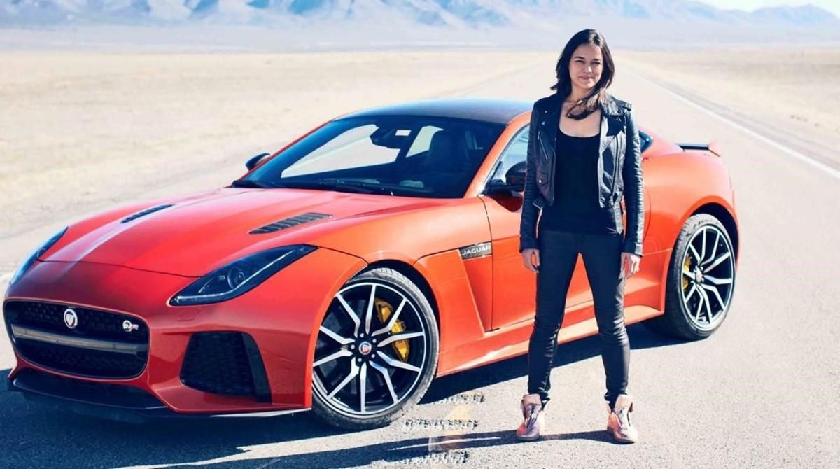 La actriz Michelle Rodriguez, al lado de un Jaguar. La actriz Michelle Rodriguez, al lado de un Jaguar.