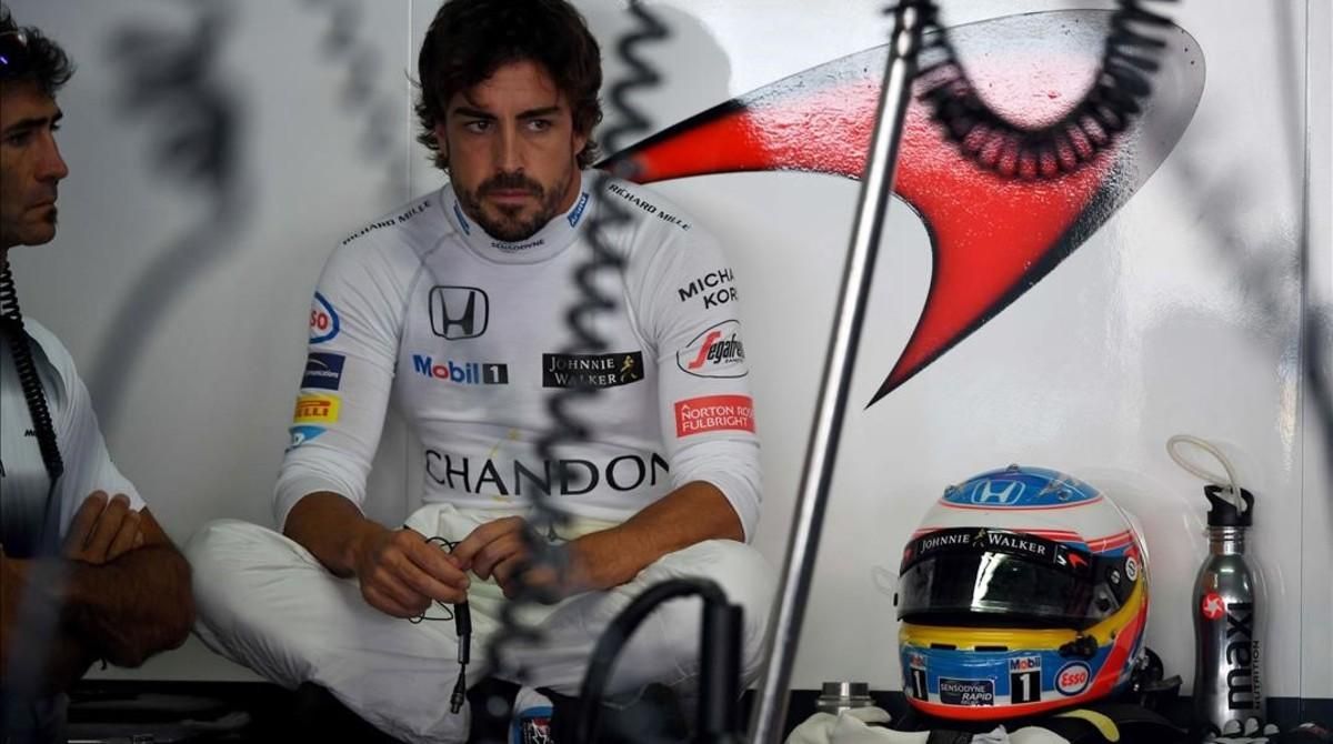 Fernando Alonso descansa en su box de Hockenheim (Alemania). Fernando Alonso descansa en su box de Hockenheim (Alemania).