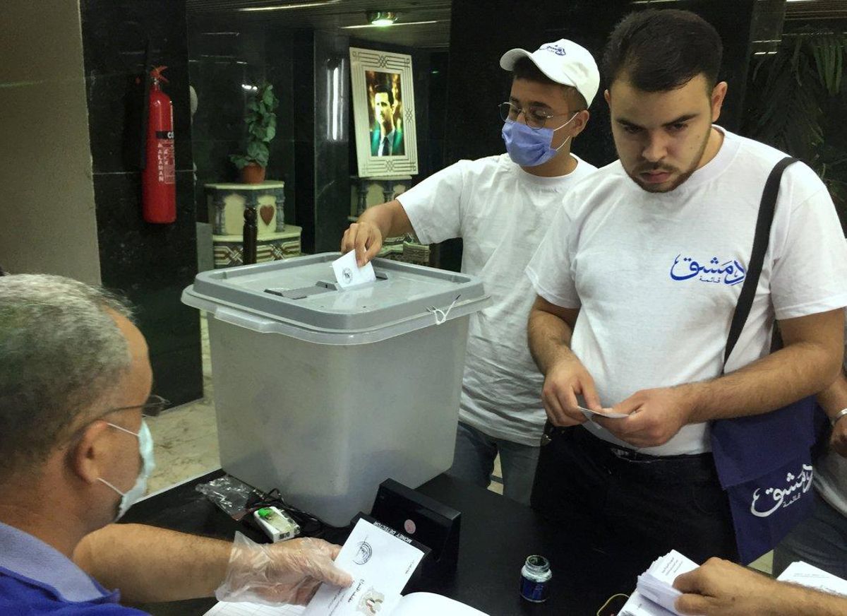 A man wearing a face mask casts his vote inside a polling station during the parliamentary elections in Damascus, Syria July 19, 2020. REUTERS/Omar Sanadiki A man wearing a face mask casts his vote inside a polling station during the parliamentary elections in Damascus, Syria July 19, 2020. REUTERS/Omar Sanadiki