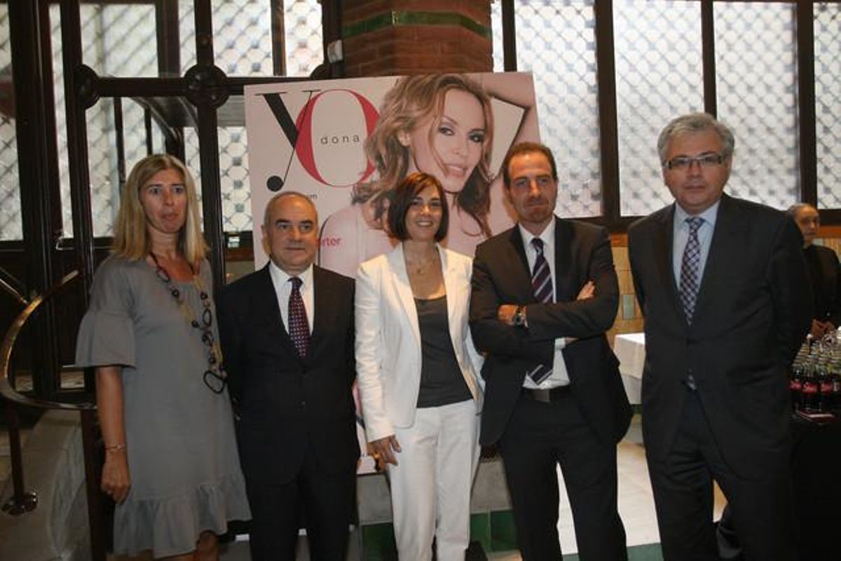 De izquierda a derecha, Cristina Pascual, Alejandro de Vicente, ambos de Unidad Editorial; Charo Izquierdo, directora de ’Yo Dona’; Enric Hernàndez, director de EL PERIÓDICO, y Álex Salmon, director de ’El Mundo’ en Catalunya. De izquierda a derecha, Cristina Pascual, Alejandro de Vicente, ambos de Unidad Editorial; Charo Izquierdo, directora de ’Yo Dona’; Enric Hernàndez, director de EL PERIÓDICO, y Álex Salmon, director de ’El Mundo’ en Catalunya.