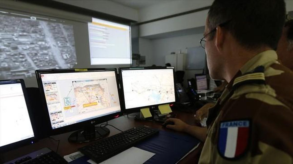 Un soldado francés ante una pantalla de control en una base militar del golfo Pérsico, este martes. Un soldado francés ante una pantalla de control en una base militar del golfo Pérsico, este martes.