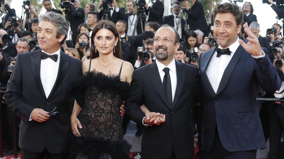 Darín, Cruz, Farhadi y Bardem, en la presentación en Cannes.