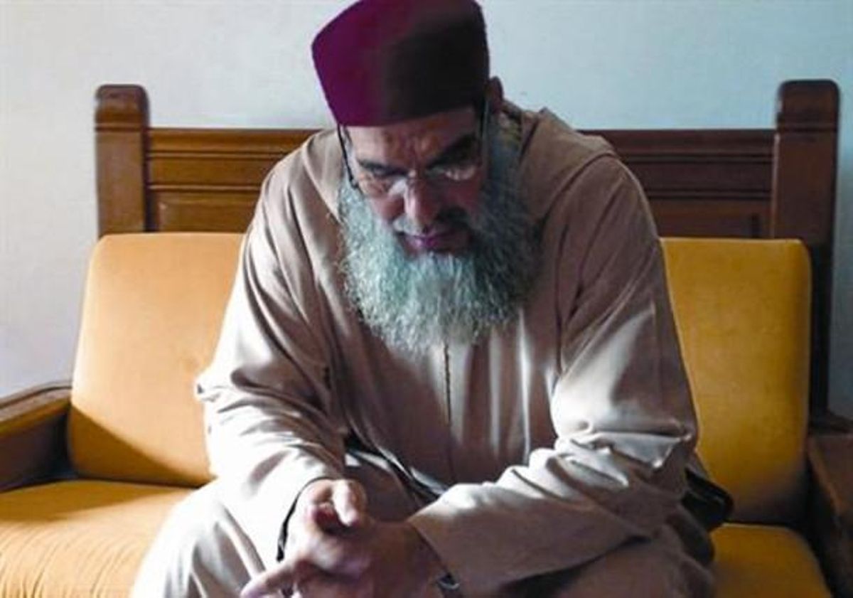 Polígamo convencido 8 Mohamed Fizazi, profesor de francés, sentado en una de sus casas en Tánger. Polígamo convencido 8 Mohamed Fizazi, profesor de francés, sentado en una de sus casas en Tánger.