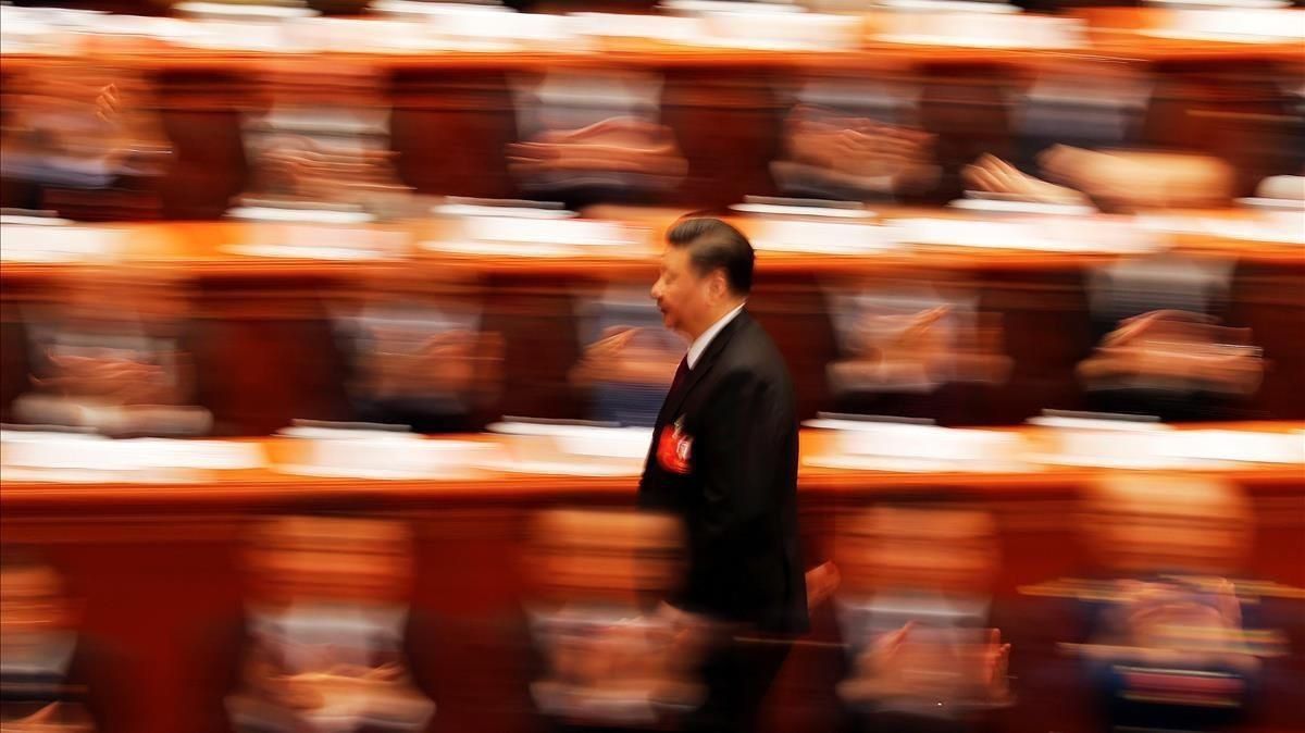 Xi Jinping camina frente a los delegados de la Asamblea Popular. Xi Jinping camina frente a los delegados de la Asamblea Popular.