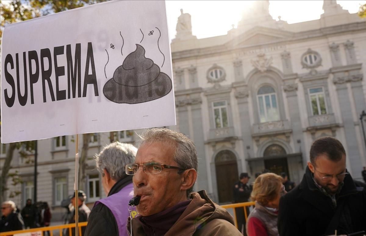 Protesta ante las puertas del Supremo por la decisión de este tribunal sobre el pago del impuesto de las hipotecas, en noviembre del 2018. Protesta ante las puertas del Supremo por la decisión de este tribunal sobre el pago del impuesto de las hipotecas, en noviembre del 2018.